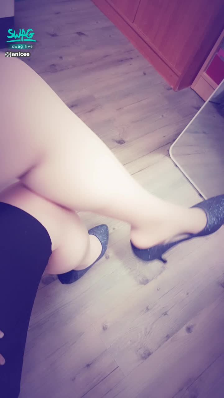janicee : 黑色洋裝，與粉絲指定的膚色絲襪💖
性感高跟鞋美腿💛
out of office👠