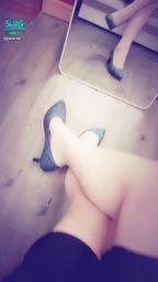 janicee : 脫下高跟鞋,露出膚色絲襪💖
絲襪內的腳趾與腳掌🌹
性感美腿💋
out of office💐