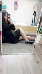 janicee : 下班的黑粗框OL洋裝💙
粉絲指定的膚絲💋
黑色短裙💖
性感高跟鞋的美腿🌹
out of office👠