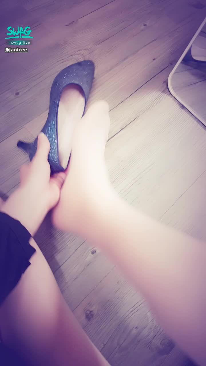 janicee : 下班的黑粗框OL，脫下高跟鞋💙
黑色氣質洋裝💖
膚絲美腿🌹
out of office👠