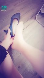 janicee : 下班的黑粗框OL,脫下高跟鞋💙
黑色氣質洋裝💖
膚絲美腿🌹
out of office👠
