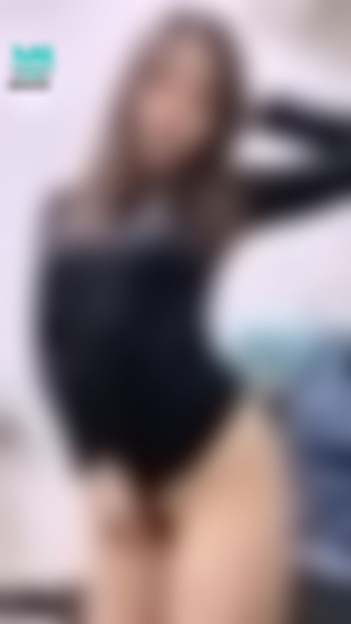  : 扭腰擺臀緊身衣露奶😍平安夜快樂～來當我的聖誕老人❤️給我禮物嘛🥰