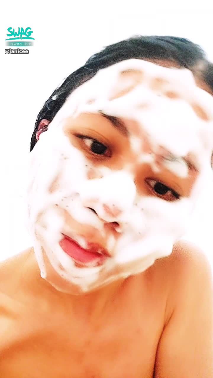 janicee : 敷個面膜💋💋💋
香噴噴的泡澡時光💦🐋
鎖骨與腰身💞
bathing with fragrance💕