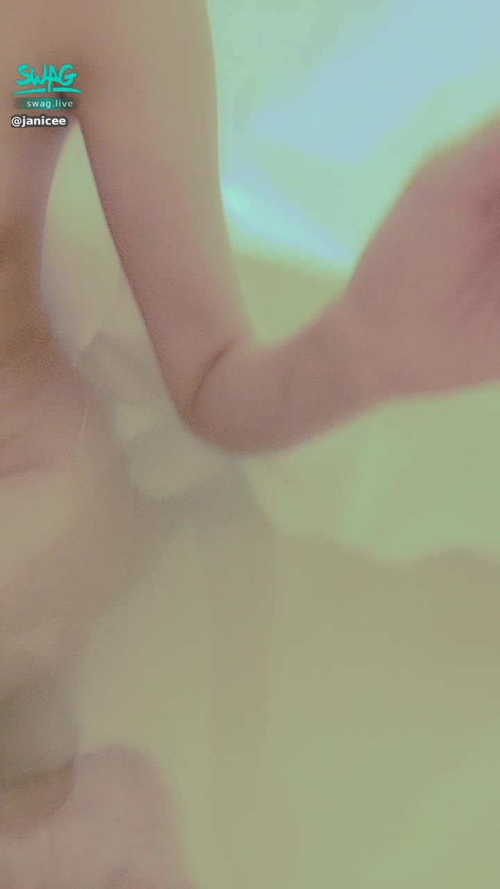 janicee : 身體側面的弧線😈濕透的頭髮💦
香噴噴的泡澡時光💋
bathing with fragrance, wet hair💕