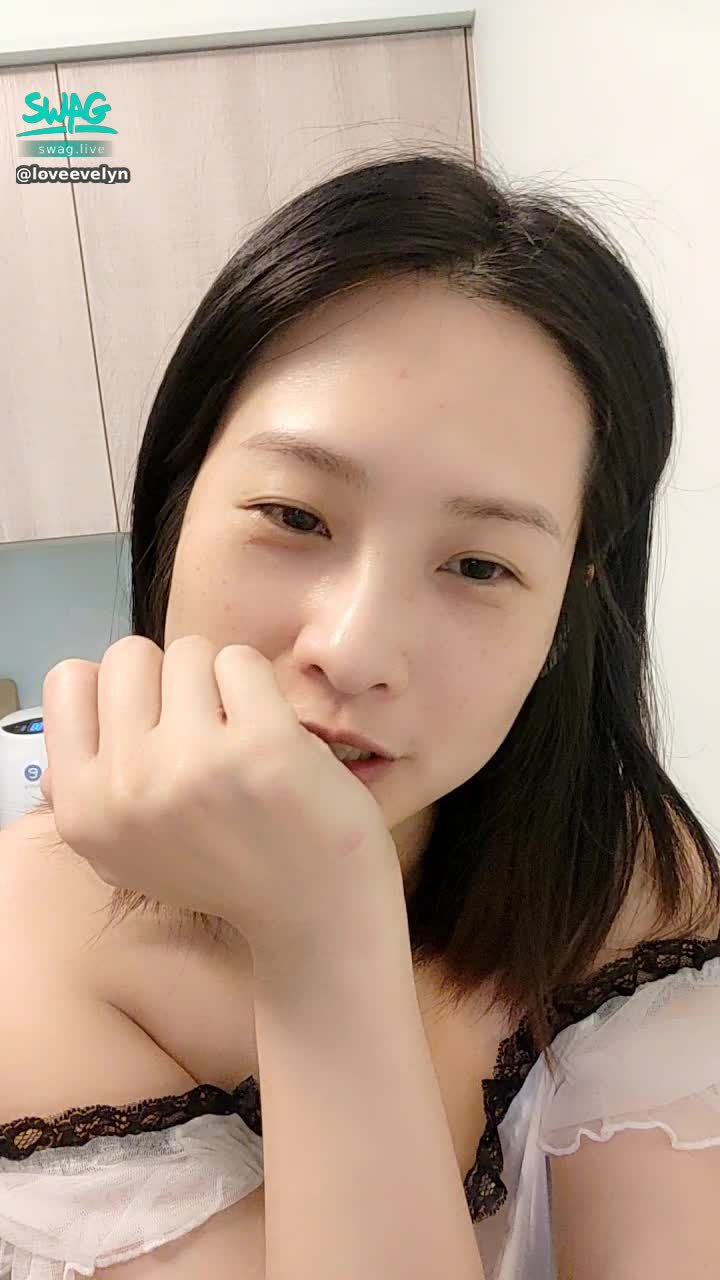 loveevelyn : 穿這件睡衣好沒安全感
有穿跟沒穿一樣，歪腰
可以有廚房煮一點吃的真好