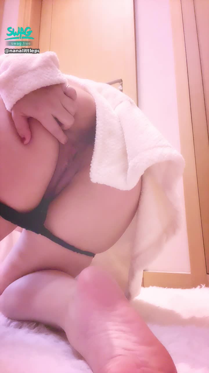 nanalittlepupy : 看到人家淫蕩的穴穴了嗎⋯⋯近一點 現在都黏呼呼的了💬