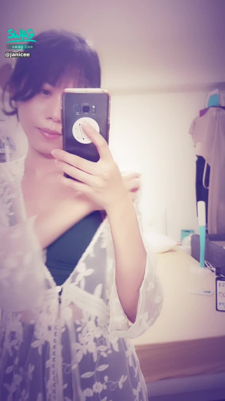 janicee : 露出薄紗罩衫下的香肩😈
小惡魔挖空短裙👠
under the coat♥️
