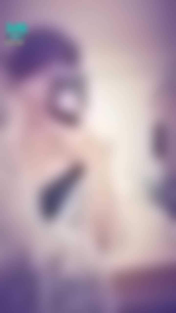 janicee : 露出薄紗罩衫下的香肩😈
小惡魔挖空短裙👠
under the coat♥️