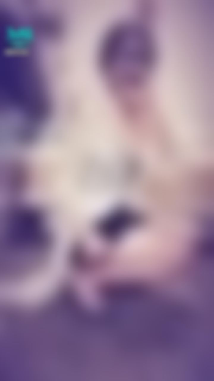 janicee : 穿著很短的短裙蹲在地上💛
薄紗罩衫下的性感裝扮😈
黑色扣環短裙👠
under the coat♥️