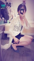 janicee : 穿著很短的短裙蹲在地上💛
薄紗罩衫下的性感裝扮😈
黑色扣環短裙👠
under the coat♥️
