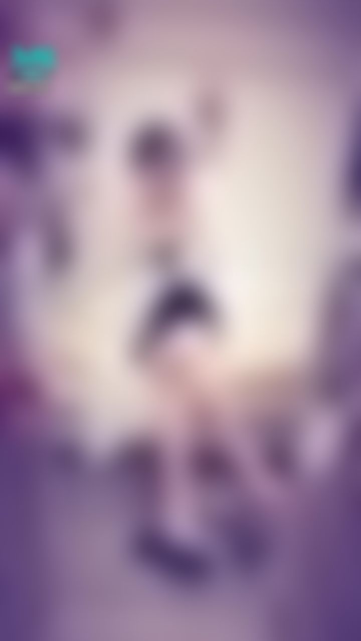 janicee : 穿起高跟鞋👠👠
短裙側邊性感的扣環與挖空💖
薄紗罩衫與深V上衣⭐
穿著挖空短裙坐在床邊🌹
under the coat🎀