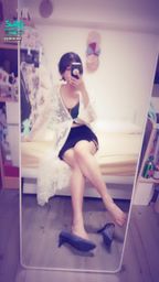 janicee : 穿起高跟鞋👠👠
短裙側邊性感的扣環與挖空💖
薄紗罩衫與深V上衣⭐
穿著挖空短裙坐在床邊🌹
under the coat🎀