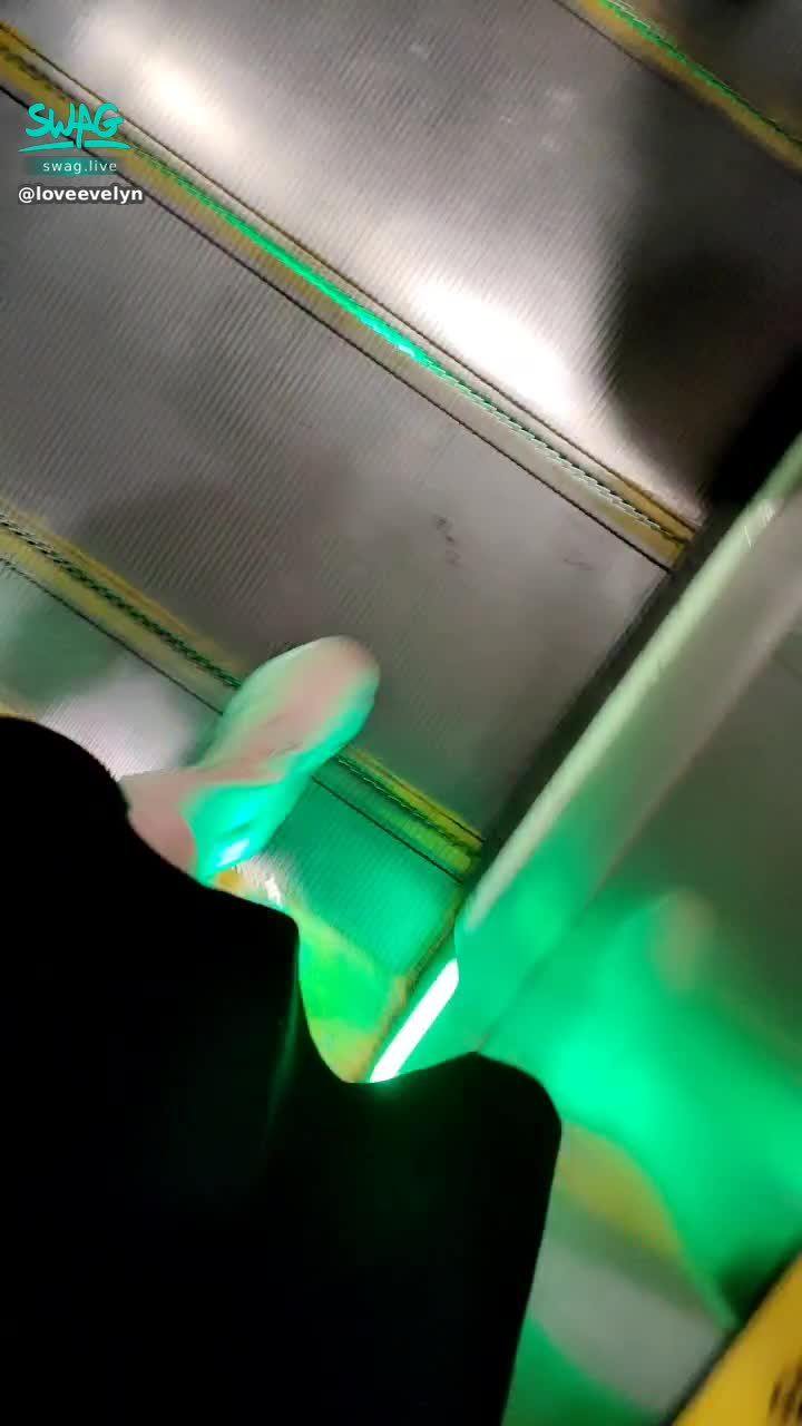 loveevelyn : 在捷運站這樣會被發現嗎？🤭🤭🤭