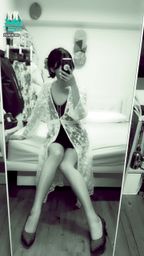janicee : 性感的扣環與挖空💙
薄紗罩衫與深V上衣⭐
穿著挖空短裙坐在床邊翹腳👠
under the coat🎀