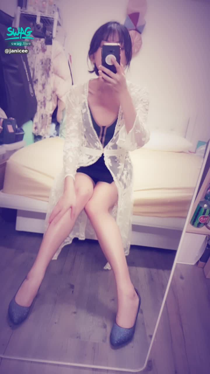janicee : 窺探短裙側邊性感的扣環與挖空💖
坐在床沿摸摸好摸的腿💋
薄紗罩衫與深V上衣⭐
under the coat🎀