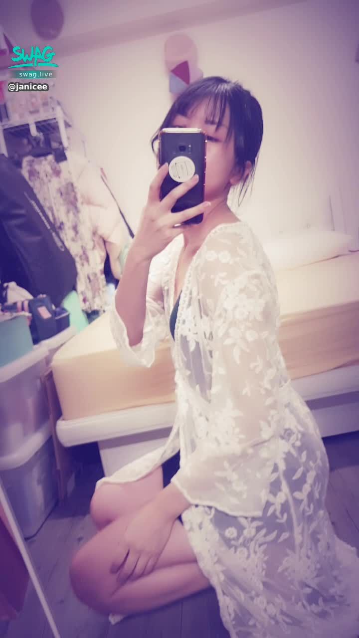 janicee : 拉下薄紗罩衫的肩線😈
性感深V短上衣💗👠
under the coat♥️