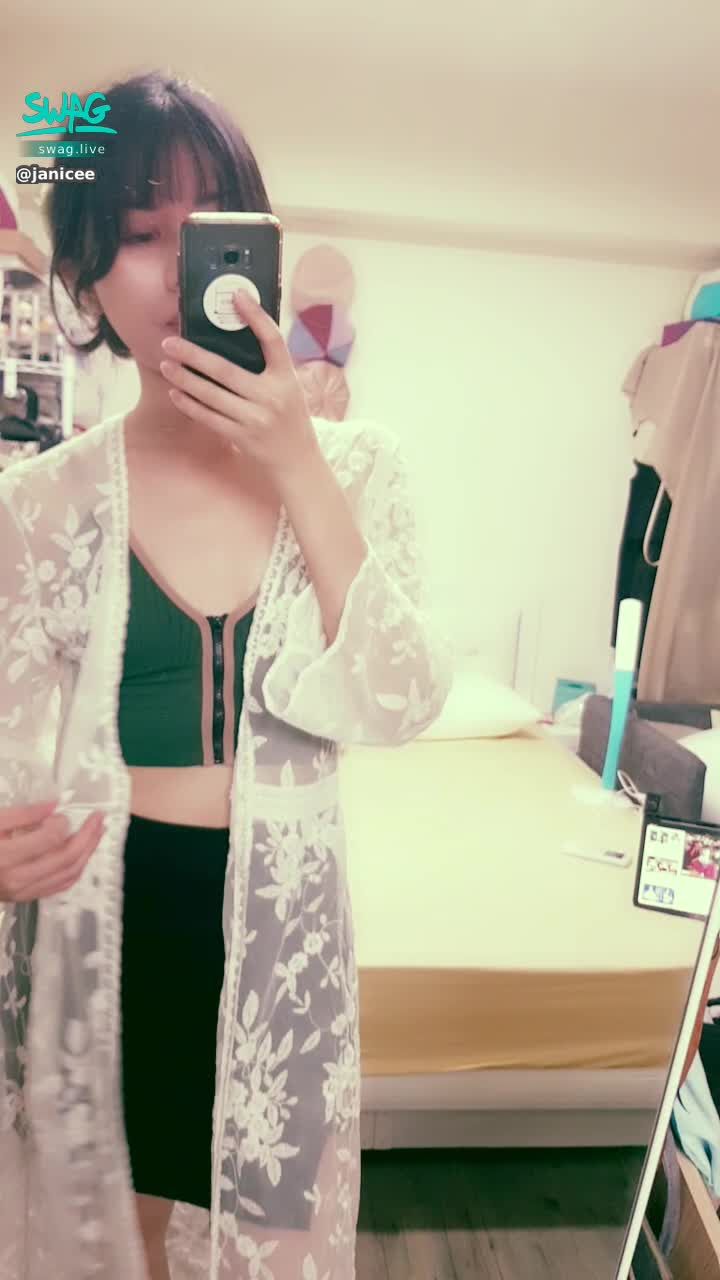 janicee : 布料很少的上衣，美背的背殺👀
短裙側邊性感的扣環💖
薄紗罩衫下的低胸細肩帶上衣⭐
under the coat🎀