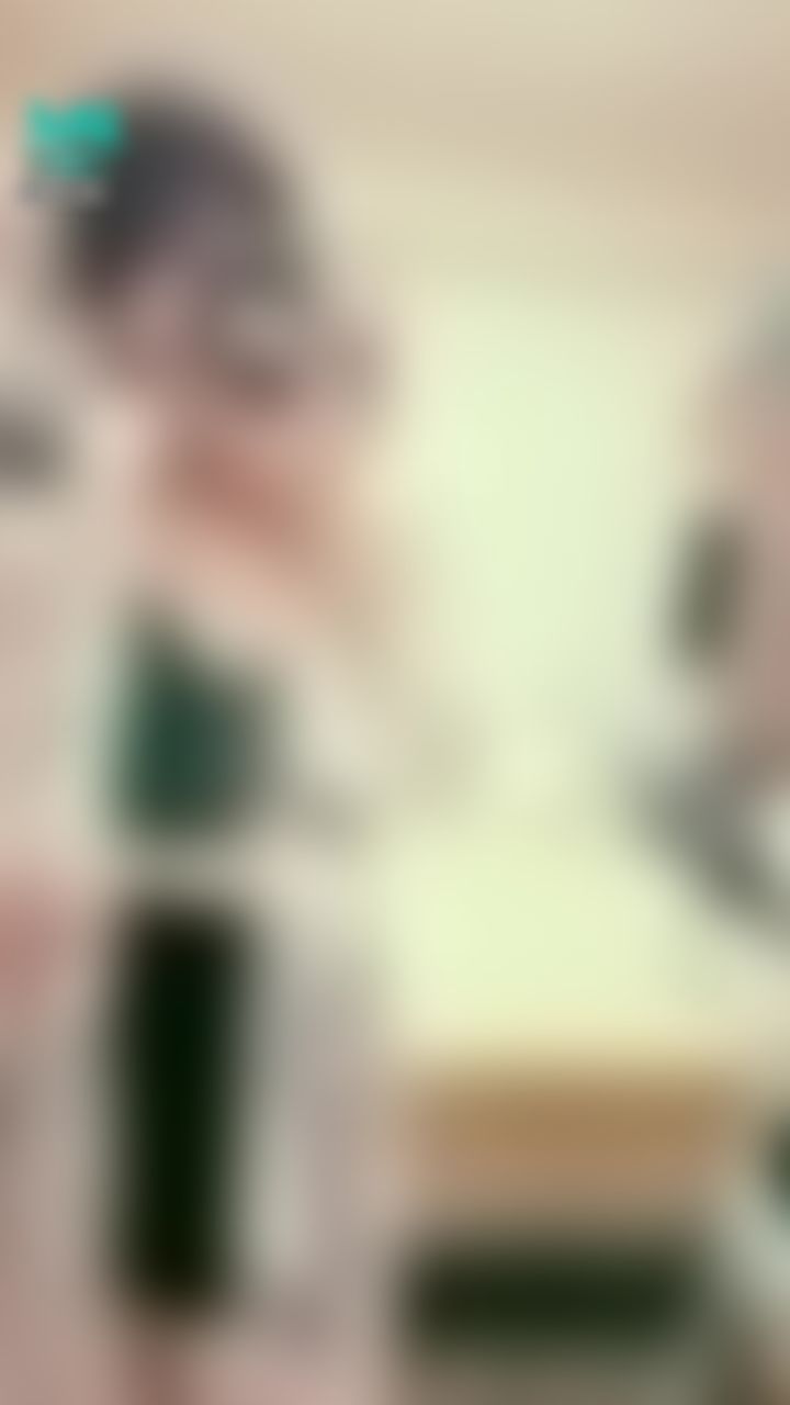 janicee : 布料很少的上衣，美背的背殺👀
短裙側邊性感的扣環💖
薄紗罩衫下的低胸細肩帶上衣⭐
under the coat🎀