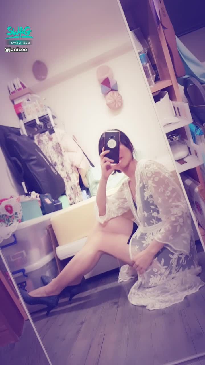 janicee : 地板上的性感短裙坐姿😈
短裙側邊性感的扣環💖
薄紗罩衫下的低胸細肩帶上衣⭐
under the coat🎀