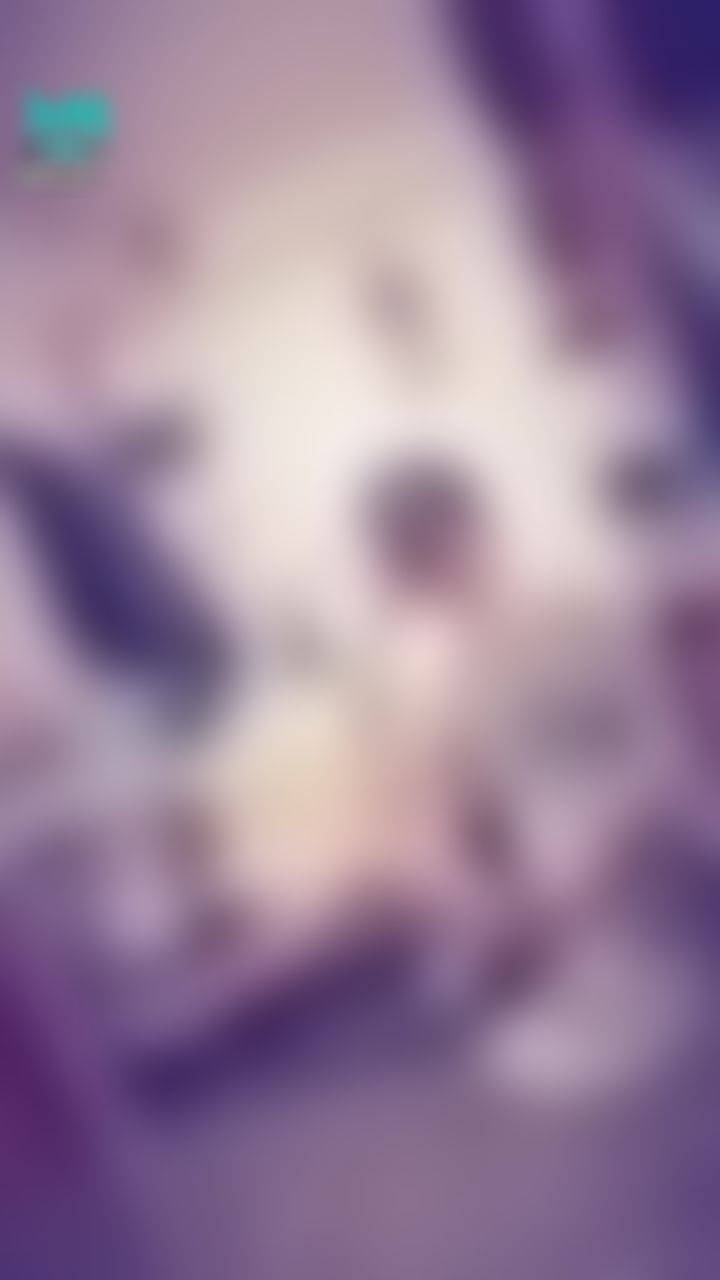 janicee : 地板上的性感短裙坐姿😈
短裙側邊性感的扣環💖
薄紗罩衫下的低胸細肩帶上衣⭐
under the coat🎀