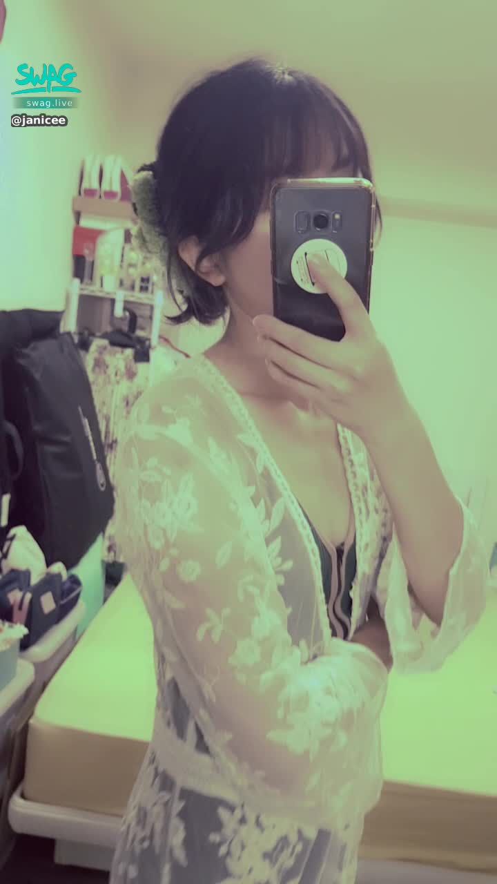 janicee : 難得夾個髮髻💋
薄紗罩衫下的性感裝扮😈
小惡魔挖空短裙👠
under the coat♥️