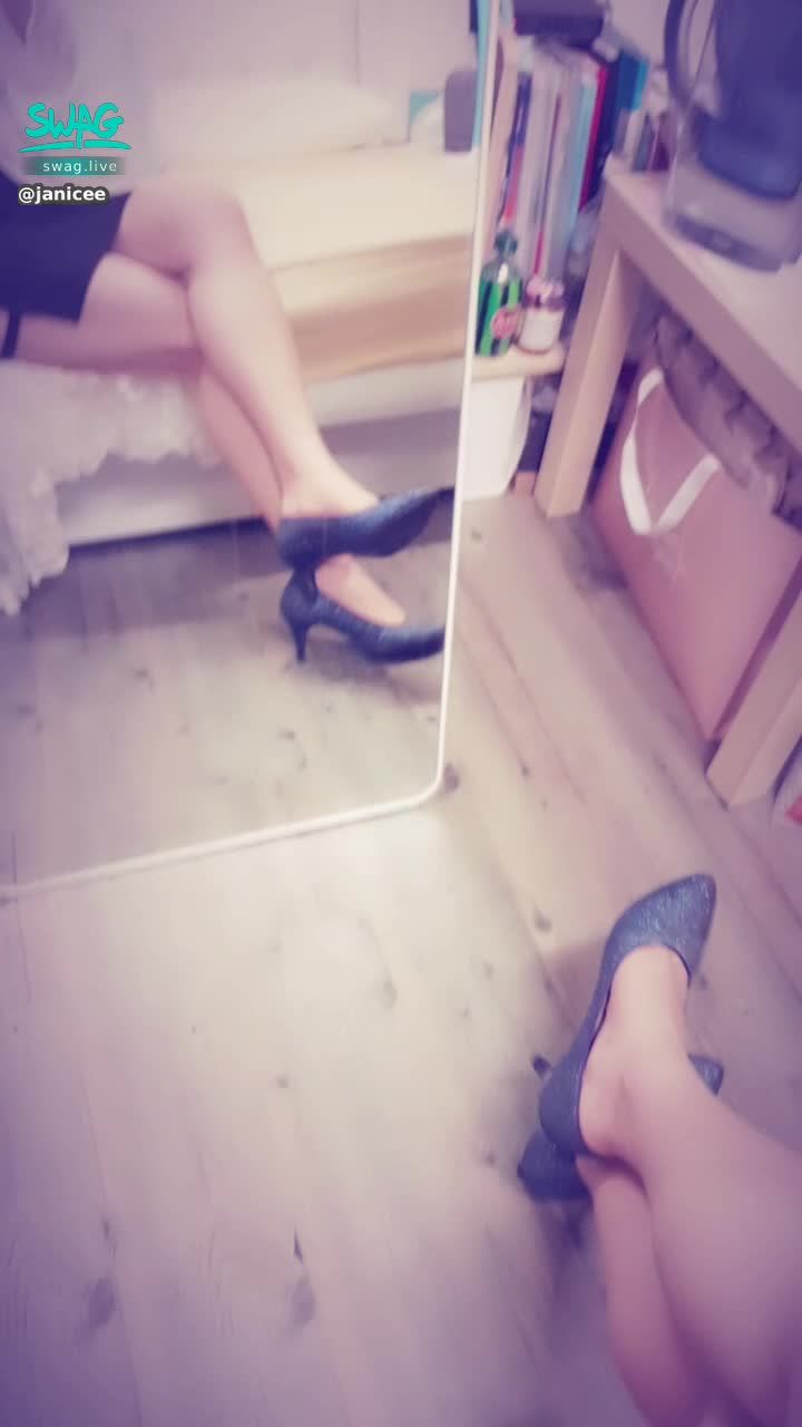 janicee : 短裙側邊性感的扣環💖
薄紗罩衫與深V上衣⭐
穿著挖空短裙坐在床邊翹腳，脫下高跟鞋👠
under the coat🎀