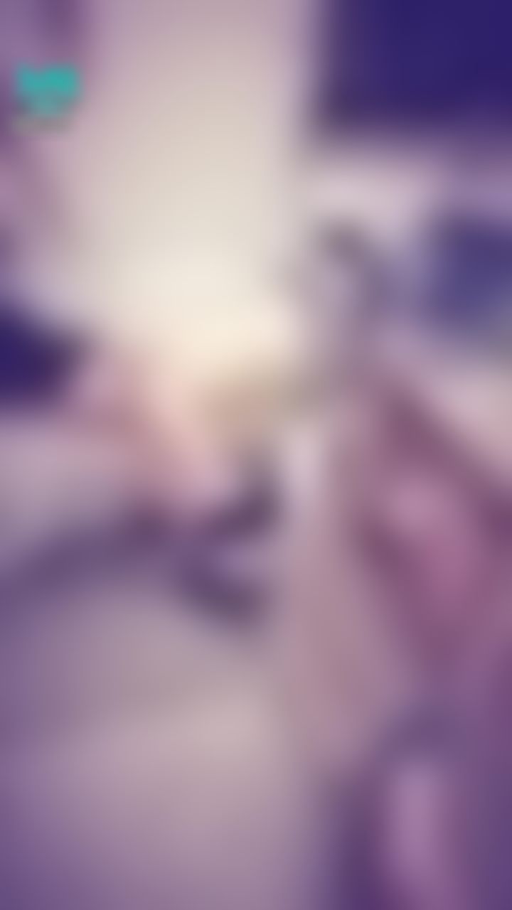 janicee : 短裙側邊性感的扣環💖
薄紗罩衫與深V上衣⭐
穿著挖空短裙坐在床邊翹腳，脫下高跟鞋👠
under the coat🎀