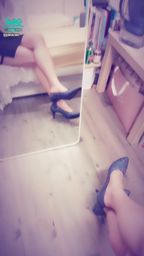 janicee : 短裙側邊性感的扣環💖
薄紗罩衫與深V上衣⭐
穿著挖空短裙坐在床邊翹腳,脫下高跟鞋👠
under the coat🎀