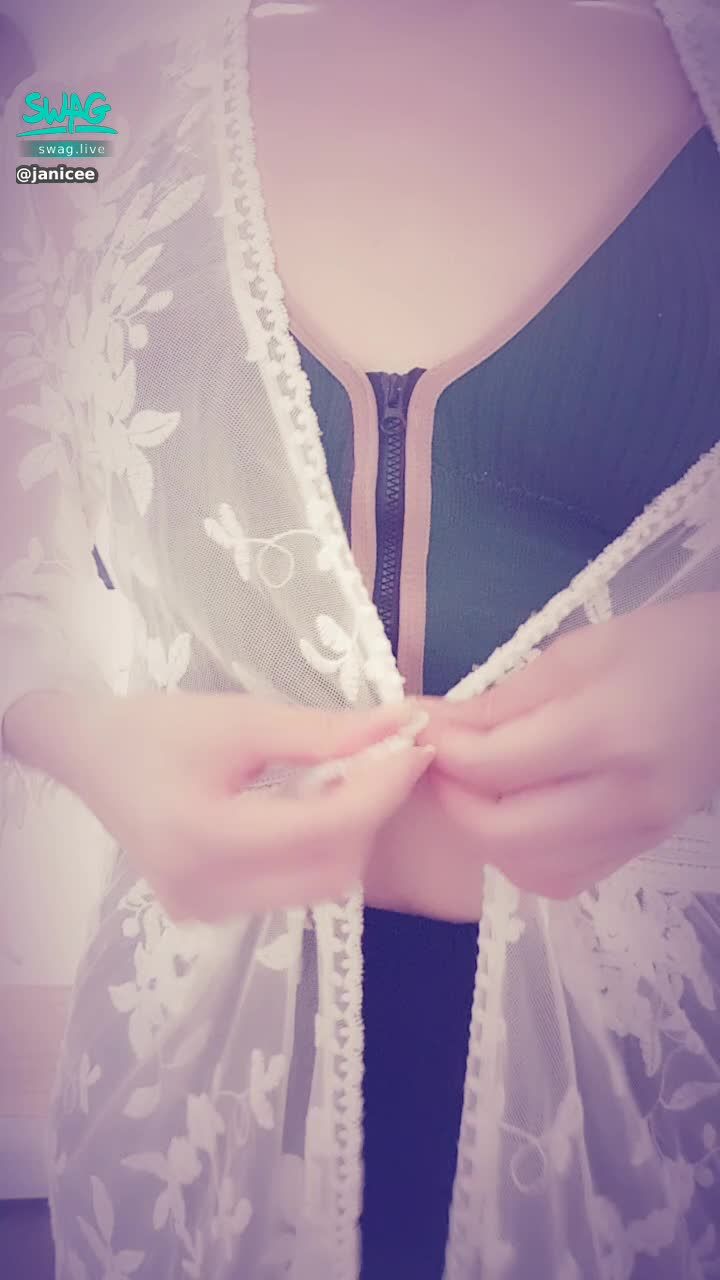 janicee : 解開罩衫😈
短裙側邊性感的扣環💖
低胸細肩帶上衣⭐
under the coat💚