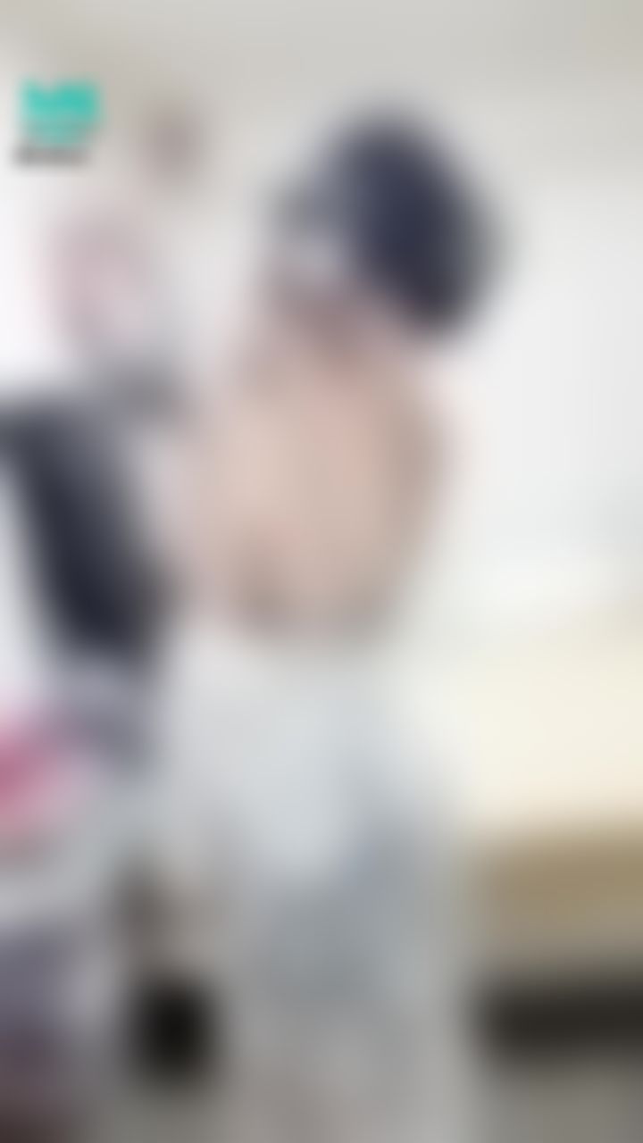 janicee : 緊緻的肩頸弧度💋與美背設計😈
短裙側邊性感的扣環💖
薄紗罩衫下的低胸細肩帶上衣👠
under the coat♥️