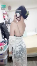 janicee : 緊緻的肩頸弧度💋與美背設計😈
短裙側邊性感的扣環💖
薄紗罩衫下的低胸細肩帶上衣👠
under the coat♥️