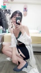 janicee : 拉開胸口的拉鍊😈
地板上的性感短裙跪姿💓
短裙側邊性感的扣環💖
細肩帶深V上衣💗
under the coat💛