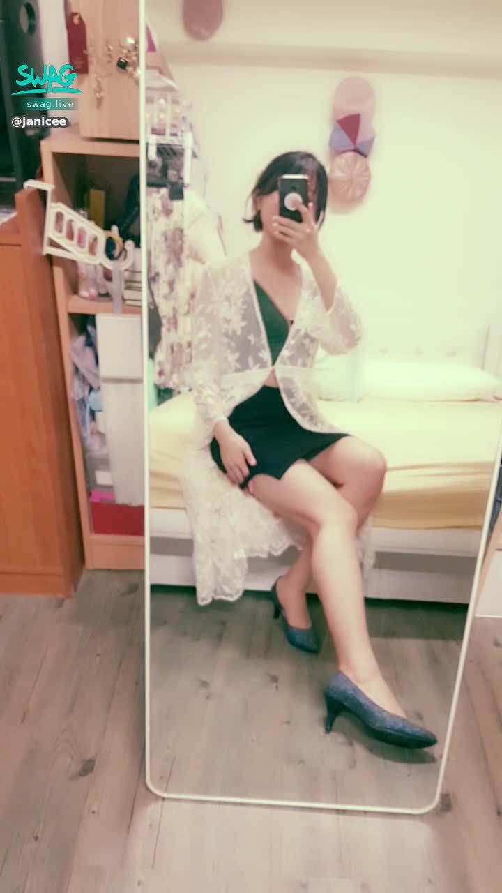 janicee : 短裙側邊性感的扣環與挖空💖
薄紗罩衫與深V上衣⭐
穿著挖空短裙坐在床邊翹腳👠
under the coat🎀