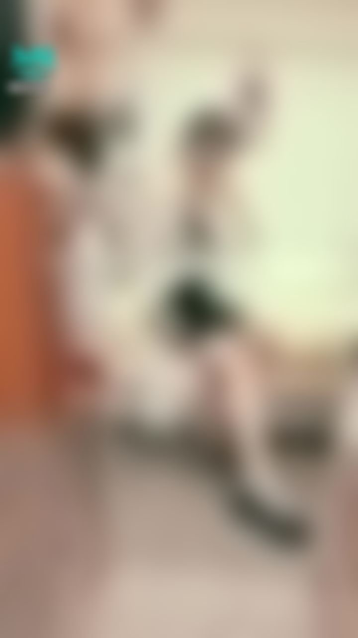 janicee : 短裙側邊性感的扣環與挖空💖
薄紗罩衫與深V上衣⭐
穿著挖空短裙坐在床邊翹腳👠
under the coat🎀