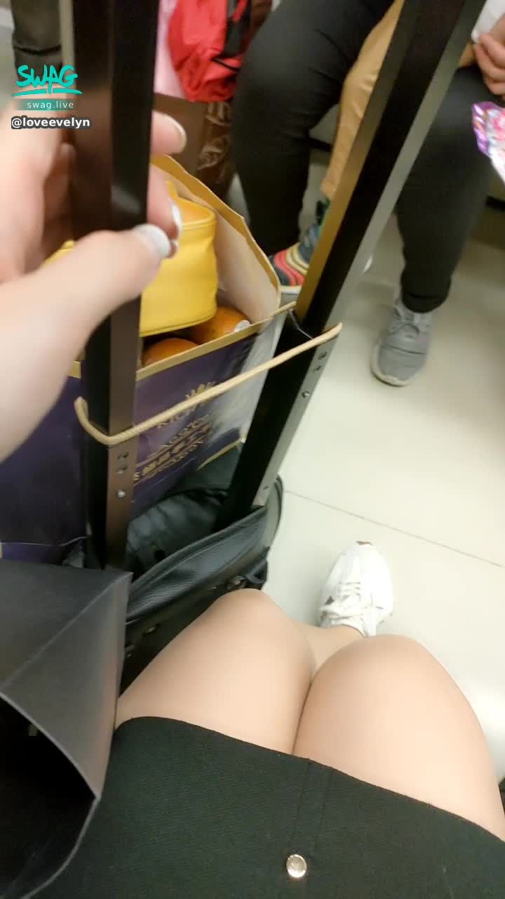 loveevelyn : 想在捷運上拍個限動
差點弄倒行李箱 好糗🤣🤣🤣
這個絲襪腿 還可以嗎？