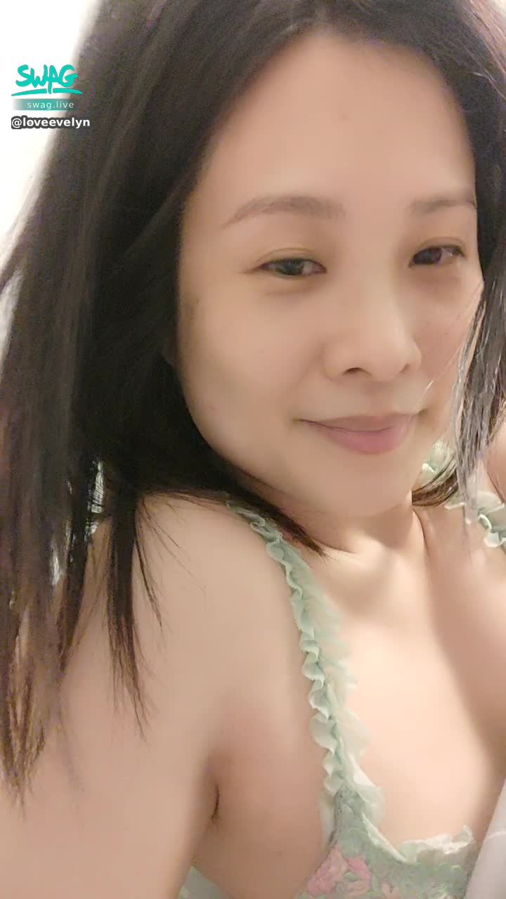 loveevelyn : 想我了嗎？是心裡想，還是…身體想了？

想伊伊的，舉手