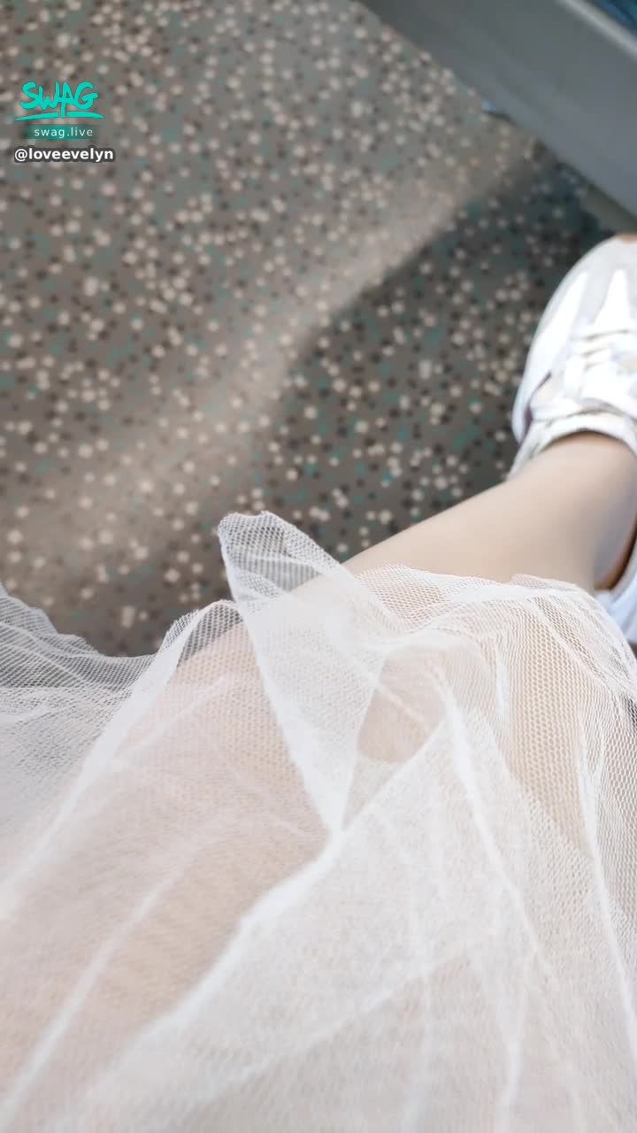 loveevelyn : 👠暗黑版華燈初上👠
我們浪漫點好不好？
我浪點，你慢點
你發現了 裙裡的小秘密了嗎？

#暗黑版華燈初上
