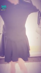 janicee : 解開黑色洋裝背後的拉鍊😈
露出黑色內衣💋💋💋
undress💙