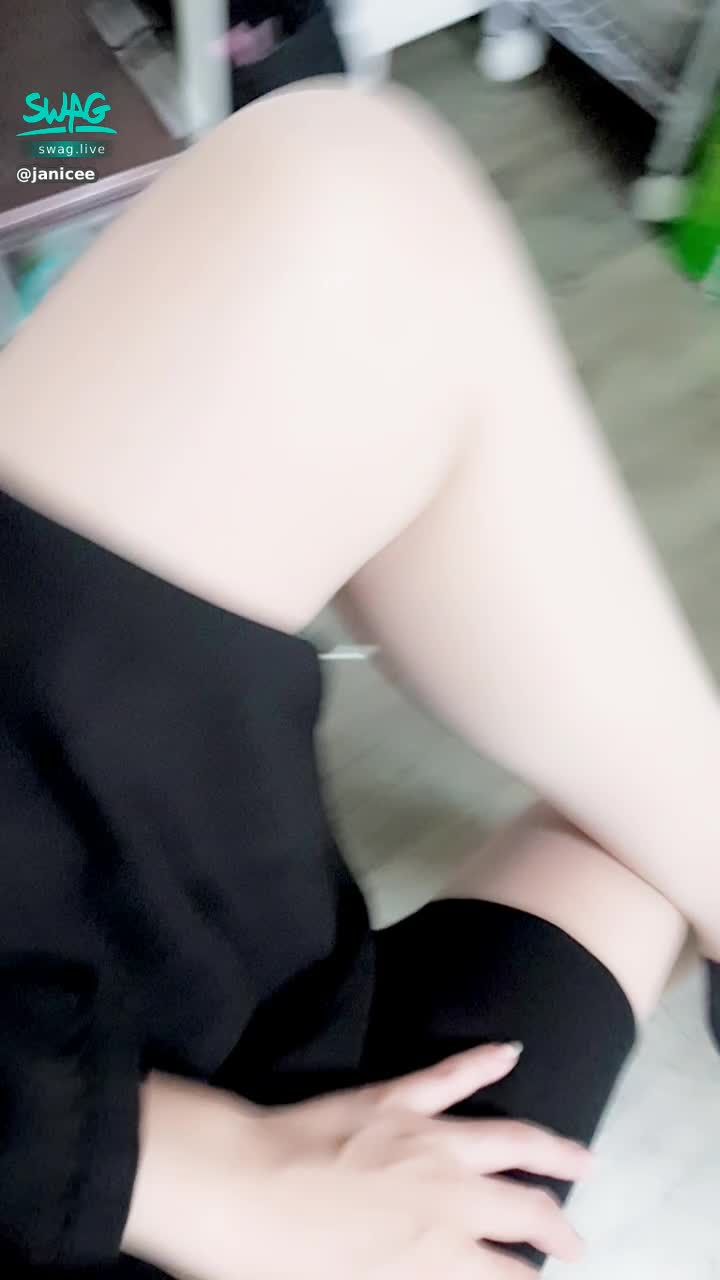 janicee : 膚色絲襪💋
脫掉高跟鞋👠用腳趾足交陽具😈
不小心重到倒了🤣
foot under the stocking🌹