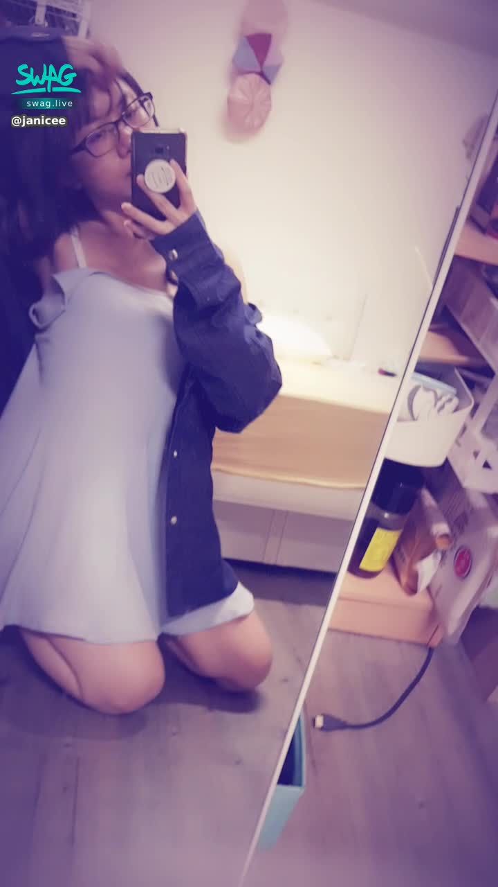 janicee : 拉低一邊的肩帶😈
可愛🎀內衣與下方的鏤空💋
拉低洋裝的領口給你看👀
knot nra💚