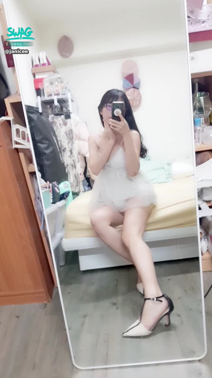 janicee : 粉絲指定的T字高跟鞋👠
拉下睡衣的肩帶，輕易滑落而不經意的性感溝影♥️
床邊穿著短褲翹腳😈
what's beneath?👀