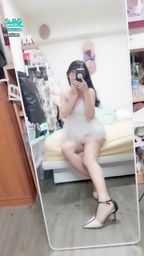 janicee : 粉絲指定的T字高跟鞋👠
拉下睡衣的肩帶,輕易滑落而不經意的性感溝影♥️
床邊穿著短褲翹腳😈
what's beneath?👀