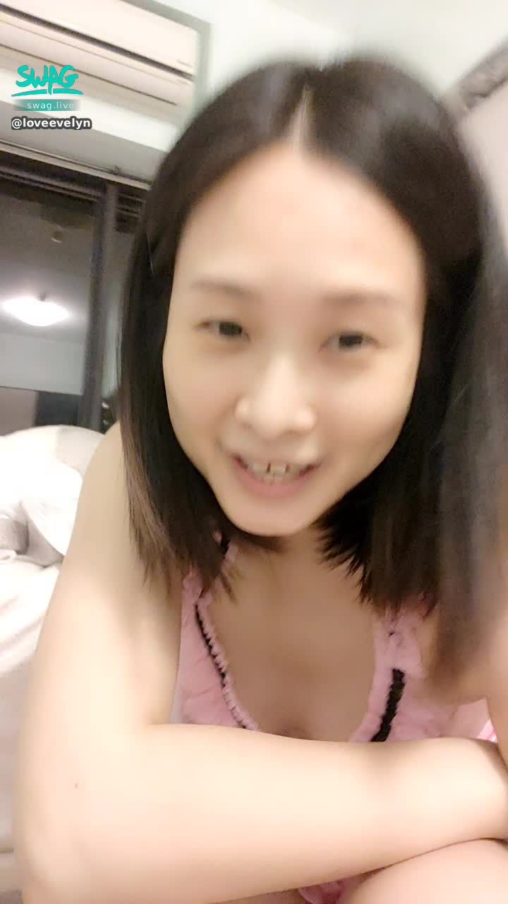 loveevelyn : 穿粉紅睡衣在家晃來晃去
這樣會太犯規嗎？
我怎麼這樣都能滑倒在床上？🤣🤣🤣