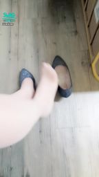 janicee : 摸摸膚色絲襪的美腿,脫掉閃亮的高跟鞋👠
背景是莎士比亞還有施工聲…😥
beautiful legs💗