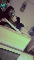 janicee : 霓虹燈的床鋪💙
抬起裸足👠
on the bed💚