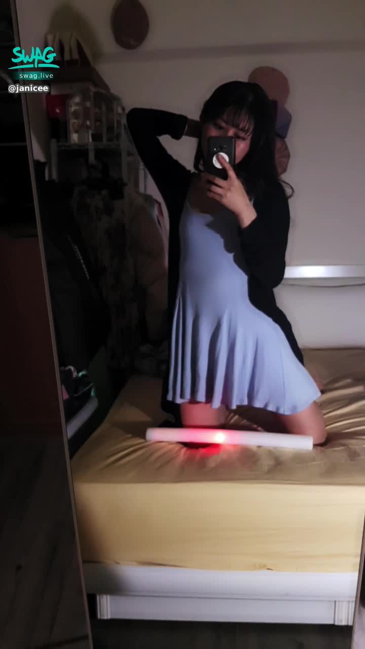 janicee : 霓虹燈下，夜晚即將開始🎀
你有什麼想看的動態嗎？👀
歡迎許願，我會盡量達成~~💋