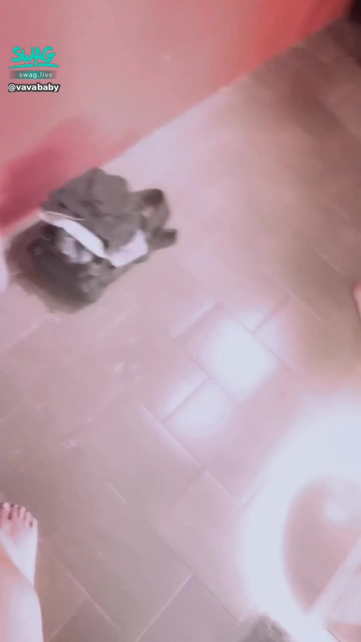 vavababy : 大學生淫亂宿舍10P⋯‼️大混戰⋯⋯‼️整個房間都是淫蕩的叫聲⋯⋯牆邊 床上 每一處都是淫蕩的畫面  酒後亂性 希望你們隔天醒來別後悔啊！
