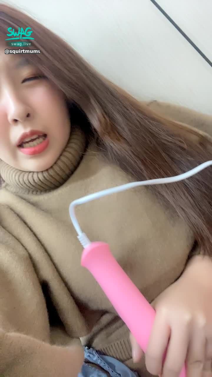 hua_063 : 天氣好冷 就是腰躲在家裡自慰❤️

🆕新片片🆕 https://5w.ag/3doT2sWEcCYJjobJA

雙馬尾特輯‼尻槍必解🆕️沈迷於自慰的少女x美尻x乳交  💥超淫蕩💥
🔥粉絲指定視角站著掰開美尻  讓屁眼與嫩穴同時被看光光🔥
今天又是當壞學生的一天，制服都穿好了..卻突然想要了…就開始在家瘋狂自慰..想像著與男人做愛…已經把要上課的事忘得一乾二淨 … 繼續沈迷於自慰🔞
#劇情純屬虛構

#美尻#掰穴#露臉三點全露#高潮#乳交#自慰#制服#學生妹#M字腿#狗爬式#抽插#陰蒂高潮#陰道高潮

解鎖🔓的寶貝 記得要按讚 截圖 私訊花花 還有隱藏版嗎內容❤️
片長： 13:35