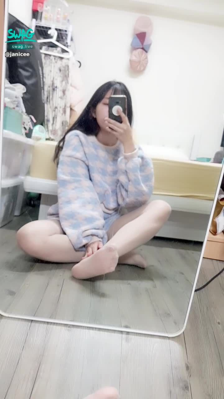 janicee : 膚色絲襪下的可愛腳趾與腳底板💚
可愛的衣服配膚色絲襪看起來更萌了，像是灑上糖粉🎀
坐在地上時短褲的褲底👀
lovely💙