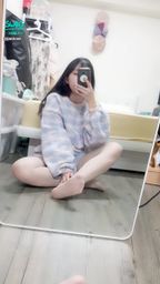 janicee : 膚色絲襪下的可愛腳趾與腳底板💚
可愛的衣服配膚色絲襪看起來更萌了,像是灑上糖粉🎀
坐在地上時短褲的褲底👀
lovely💙